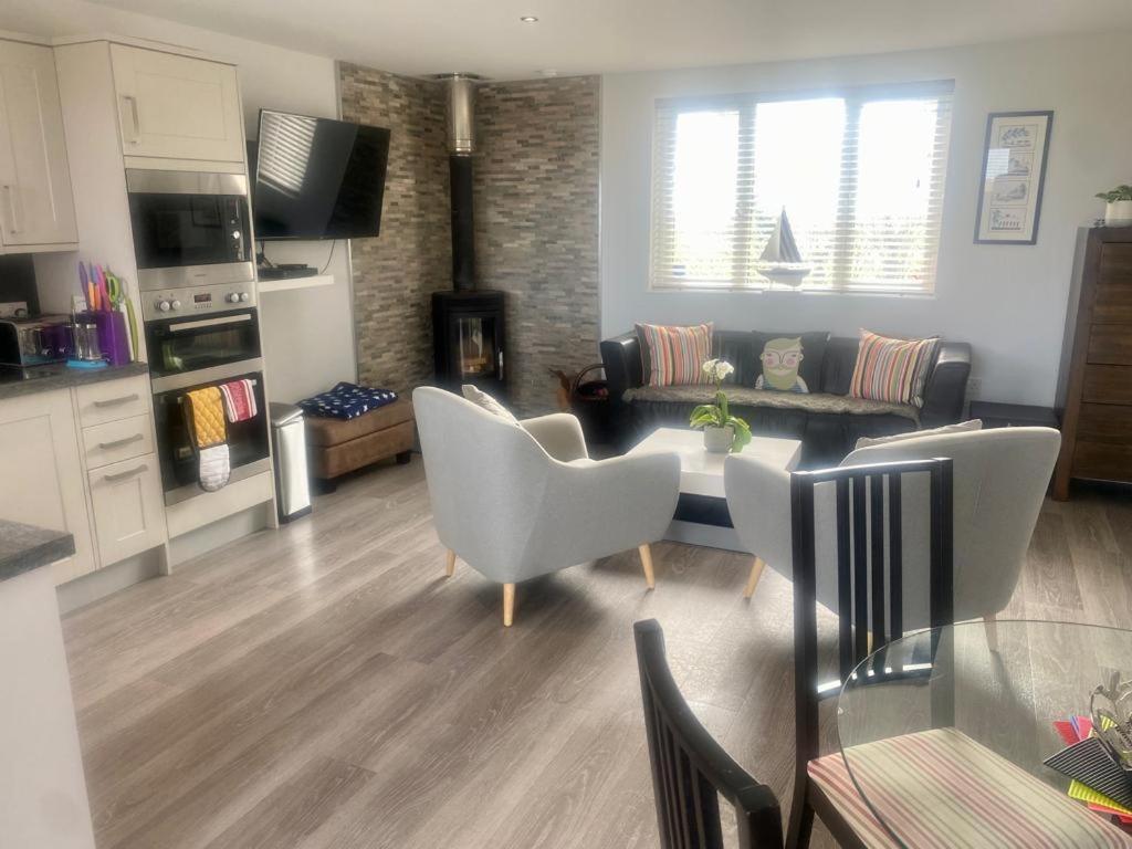 2 Bedroom Cottage Sleeps 4 With Hot-Tub, & Shared Pool Use Sennen Bagian luar foto
