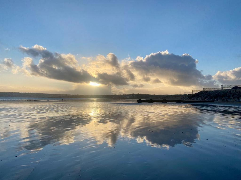 2 Bedroom Cottage Sleeps 4 With Hot-Tub, & Shared Pool Use Sennen Bagian luar foto