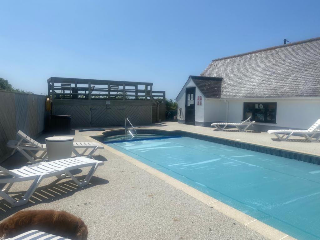 2 Bedroom Cottage Sleeps 4 With Hot-Tub, & Shared Pool Use Sennen Bagian luar foto